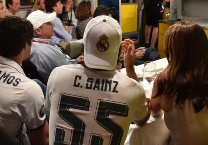 Carlos Sainz Jr. rijdt volgend seizoen met Real Madrid-logo op zijn helm