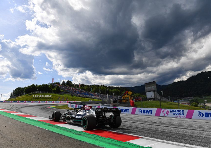 Mercedes geeft uitleg: "Konden geen druk zetten, Hamilton moest banden sparen"