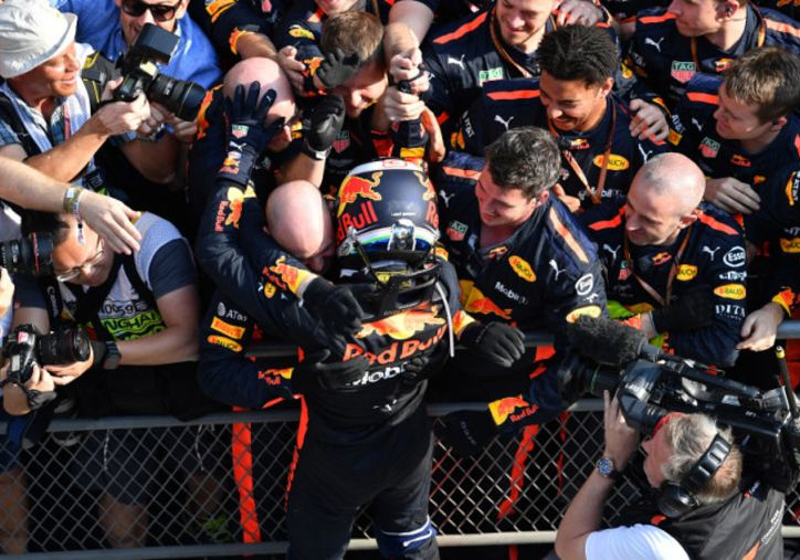 VIDEO: Ricciardo en Verstappen vieren feest met team Red Bull