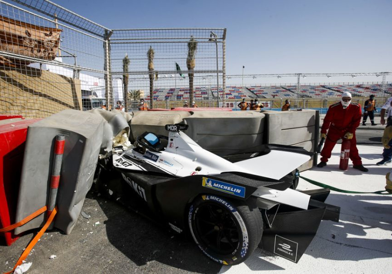 Bizarre dag in Formule E: Zware crash, Mercedes en Venturi uitgesloten van kwalificatie