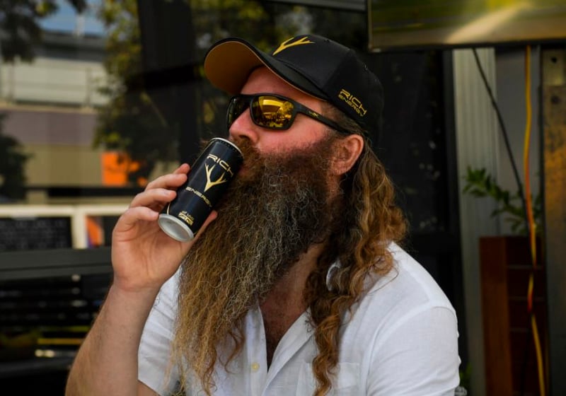 Rich Energy haalt op X uit naar Verstappen: "Een klagende primadonna"