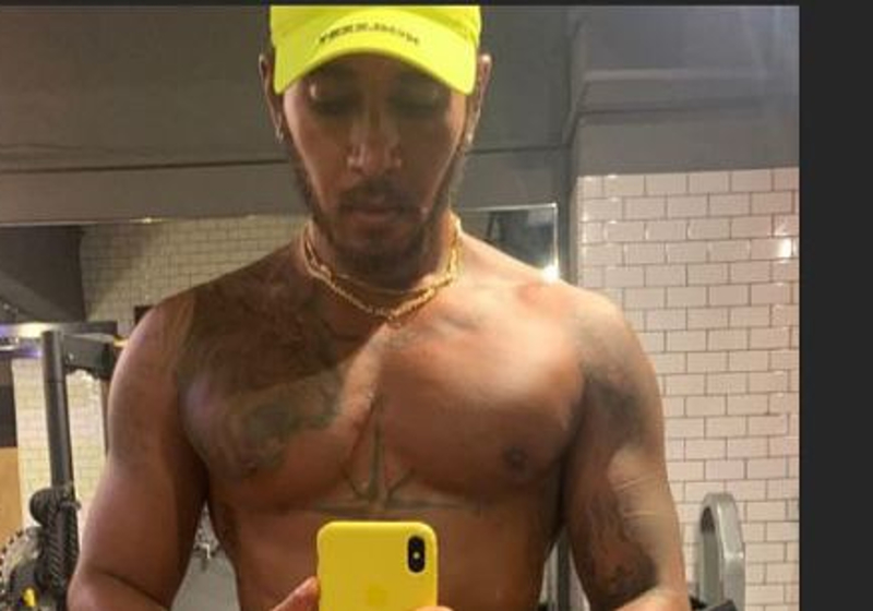 FOTO: Hamilton showt baard en borstspieren op Instagram