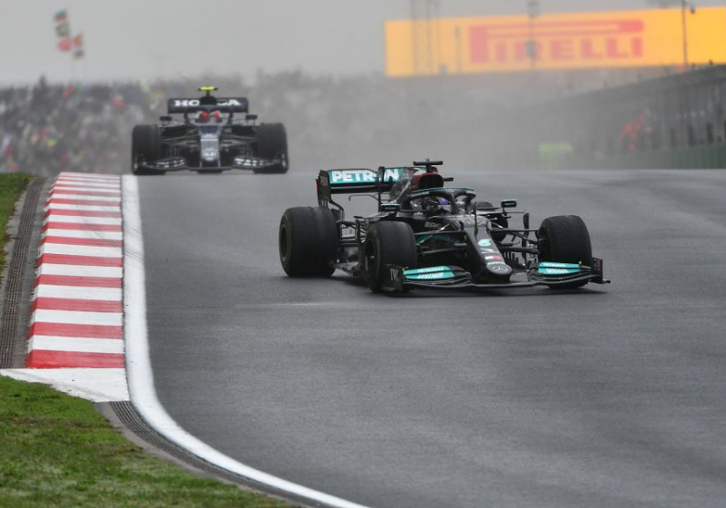 Hamilton niet blij met beslissing Mercedes: "Ik had niet naar binnen moeten gaan"
