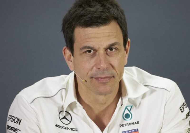 Toto Wolff: "Bottas deed het prima, maar moest vechten tegen rockster"