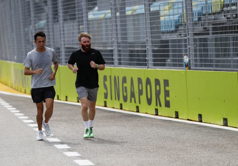 Alex Albon subastará casco para ayudar a huérfanos tailandeses