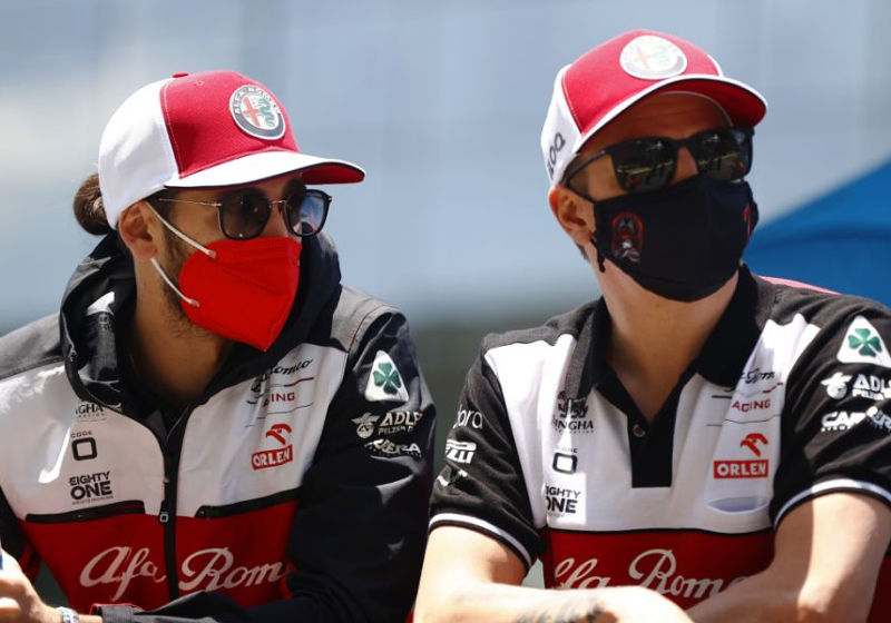 Giovinazzi: "Räikkönen smste dat hij Italiaans kleurtje kreeg op Malediven"