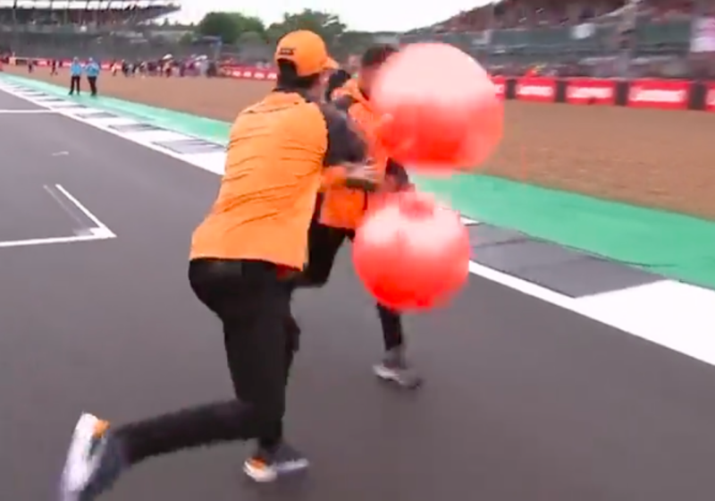 VIDEO: El divertido golpe de Daniel Ricciardo a Norris durante carrera de pelotas