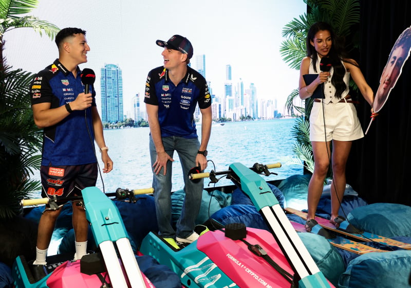 Verstappen en Hadjar pranken hotelgasten in hilarische video: "Begin random te schreeuwen"