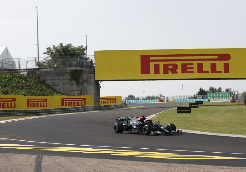 Hamilton over merkwaardige herstart: "Team vertelde me dat ik buiten moest blijven"