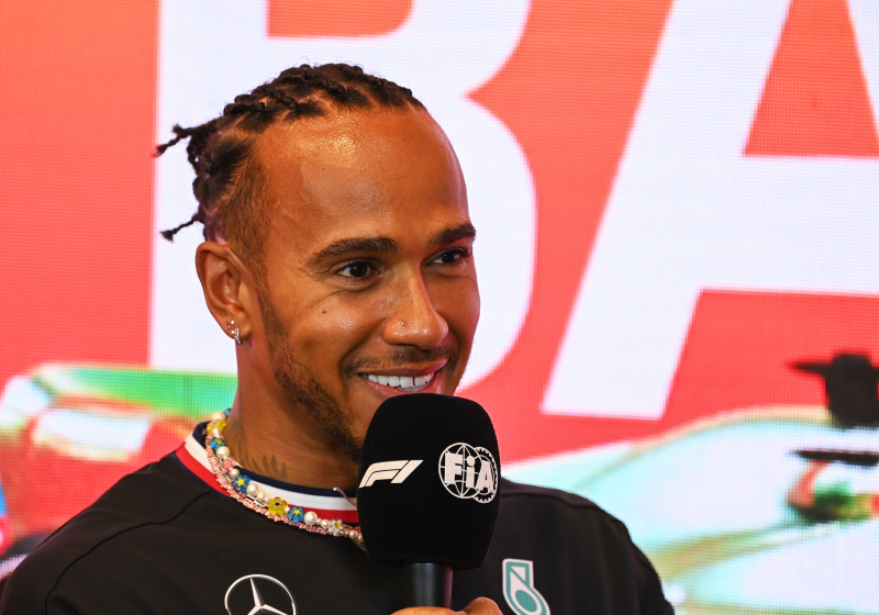 Hamilton muestra la preparación física para la carrera después de aterrizar en Miami