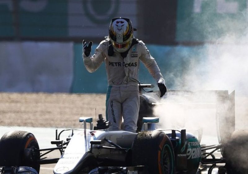 Road to Malaysia #2: Brandende motor kost Hamilton de zege