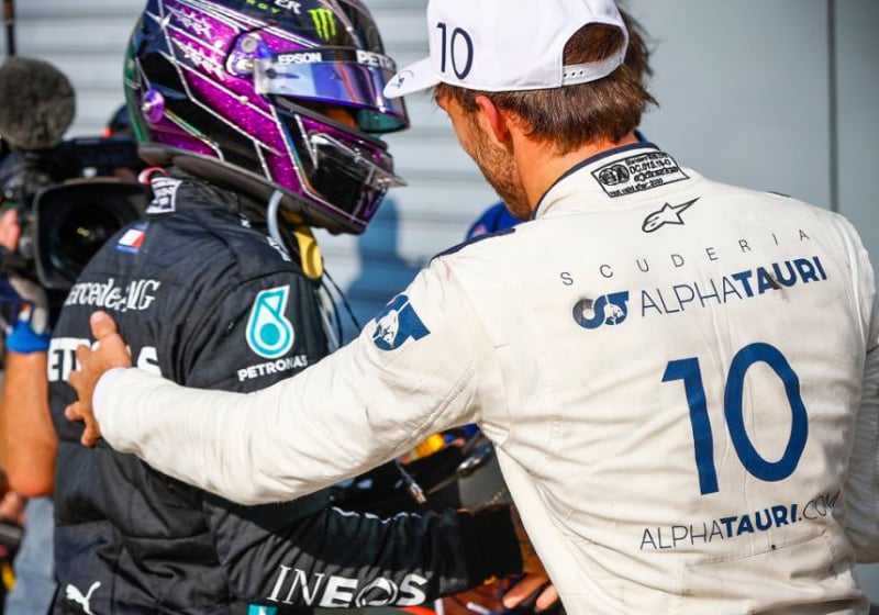Hamilton feliciteert Gasly: "Teruggezet door Red Bull en dan Red Bull verslaan"