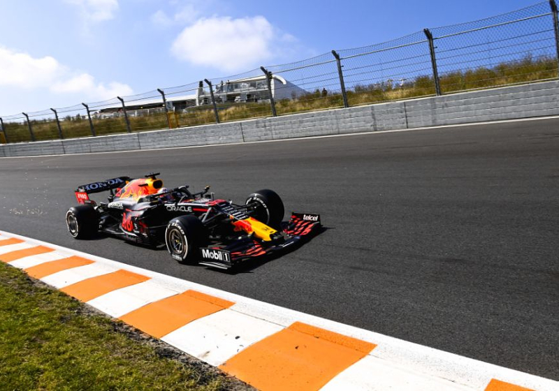 Eerste vrije training Dutch Grand Prix: Hamilton snelste, Verstappen dichtbij
