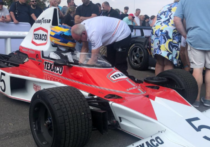 IN BEELD: Formule 1-auto's beklimmen heuvel op Goodwood