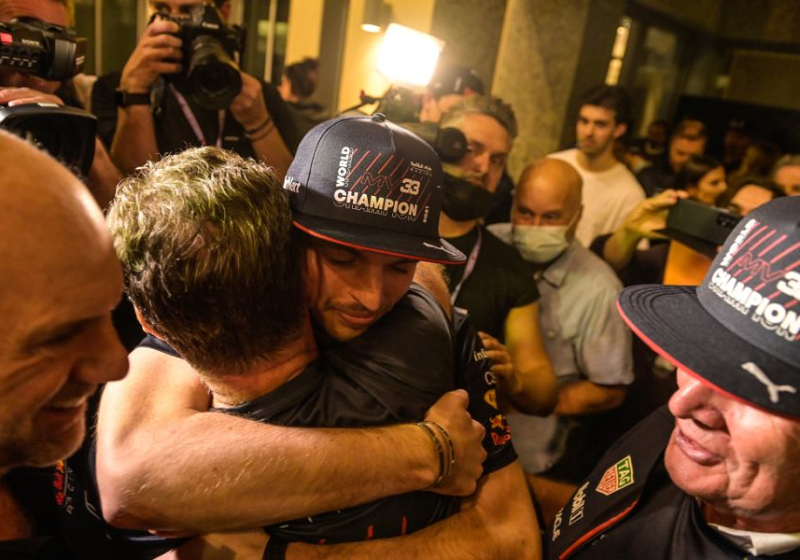 Verstappen zegt nog "10 tot 15 jaar" bij Red Bull te willen blijven