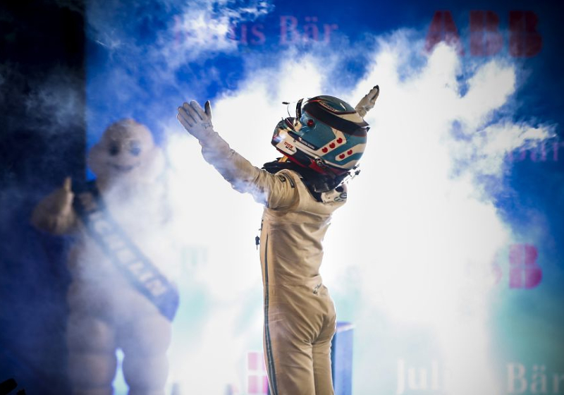 Russell: "Het zou me niet verbazen als we De Vries in de komende jaren in F1 zien"