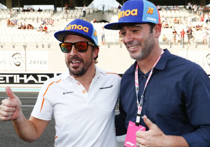 IN BEELD: Alonso rijdt met Nascar-auto in Bahrein