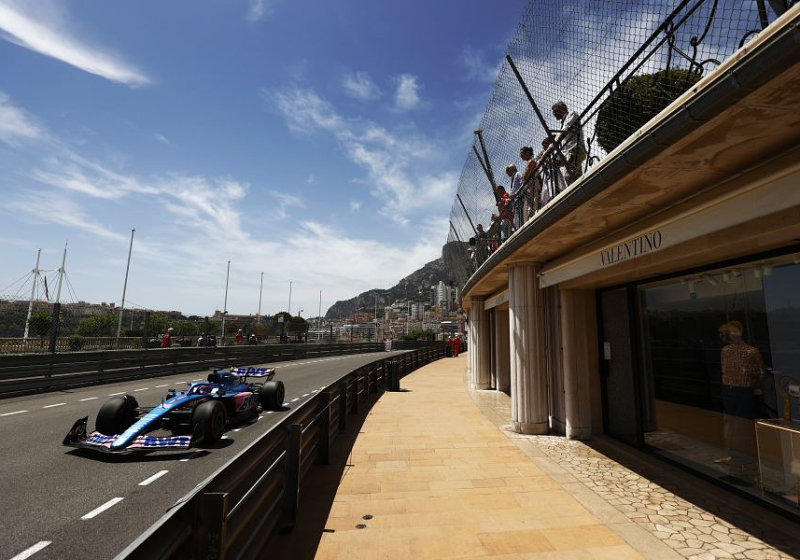 Alonso, con problemas en el cierre de la Q1; Charles Leclerc domina