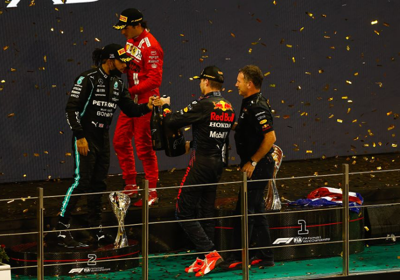 Sainz relativeert prestaties Hamilton en Verstappen: "Wie de auto krijgt, wordt kampioen"