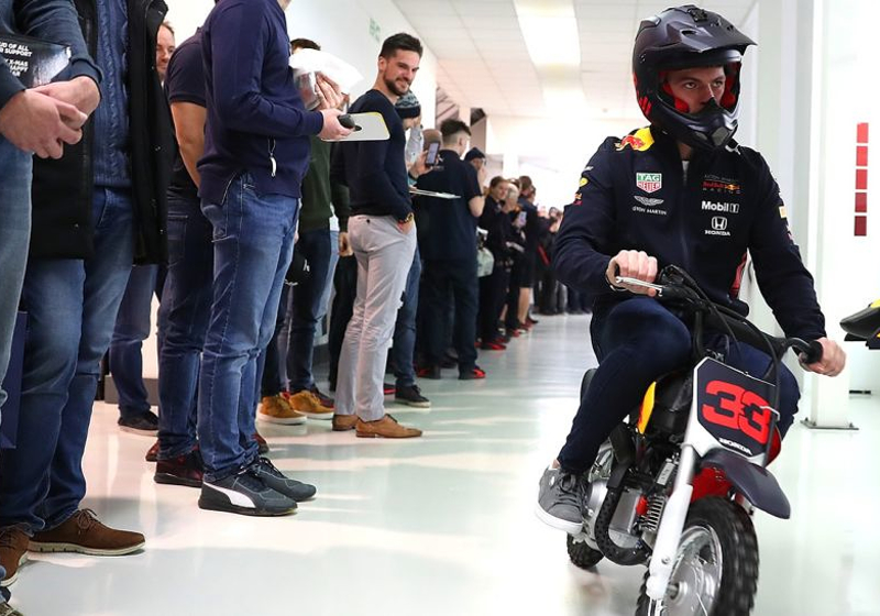 Red Bull Racing zet mysterieuze auto-onderdelen op de foto