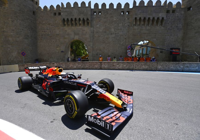 Horner ziet ook vanaf P3 kansen voor Verstappen in Bakoe: 'Hier kun je wel inhalen'