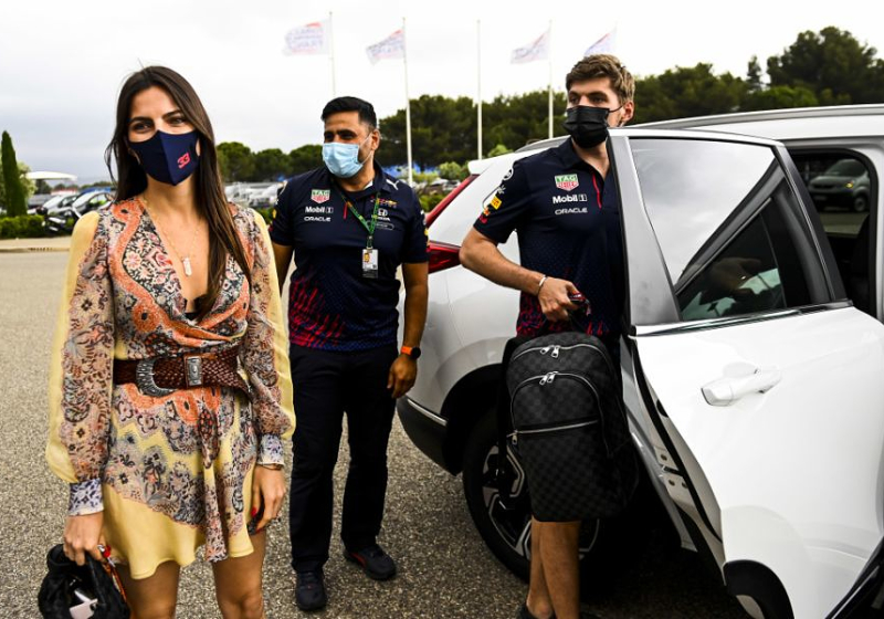 IN BEELD: Kelly Piquet steunt liefde Max Verstappen tijdens GP Frankrijk