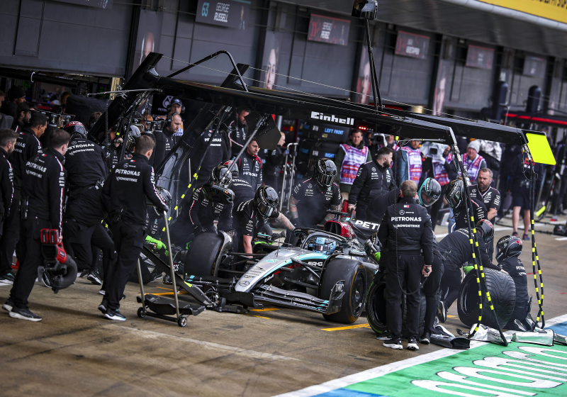 Mercedes se lleva una complicada FP3; Checo, 8º