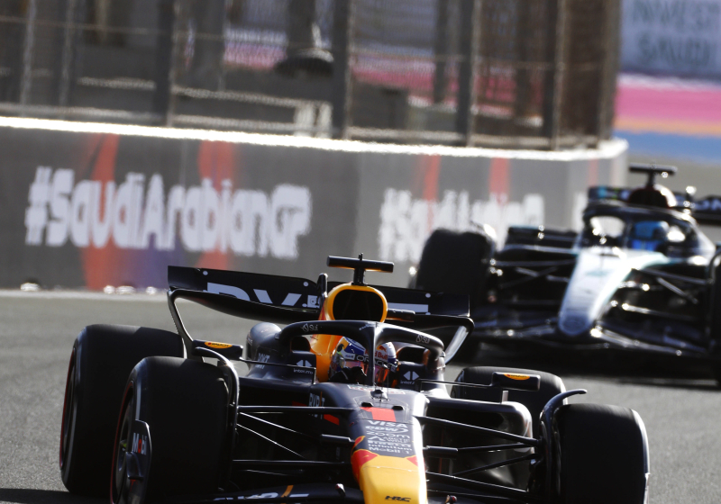 Checo y Alonso ACECHAN a Verstappen en la FP1