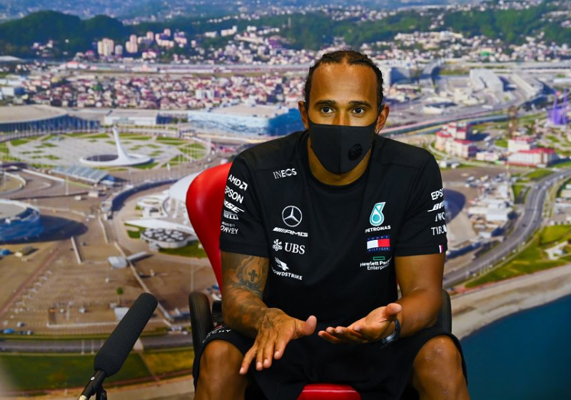 Hamilton: "FIA verandert regels om het racen spannender te maken"