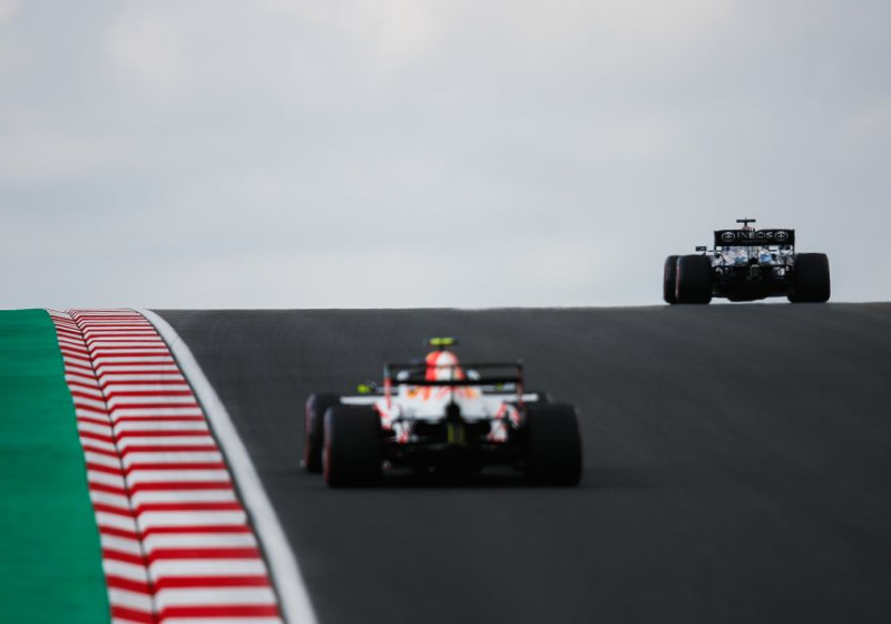 Horner: 'Beste manier om Hamilton pijn te doen is door voor hem te finishen'
