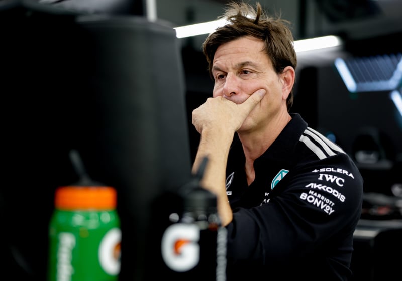Wolff over track limits Antonelli: 'Misschien kussen onder z'n kont leggen'