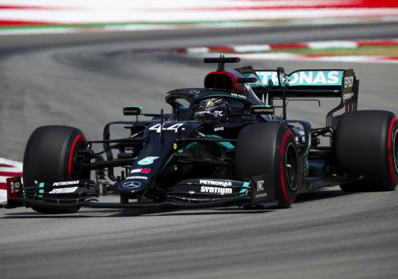 Hamilton verwacht moeilijke race ondanks pole: 'Hitte is intens en Red Bull enorm snel'