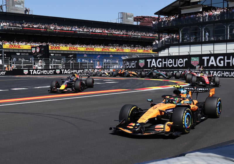 Moest Verstappen inderdaad de plek teruggeven aan Hamilton? Dit zegt het FIA-reglement