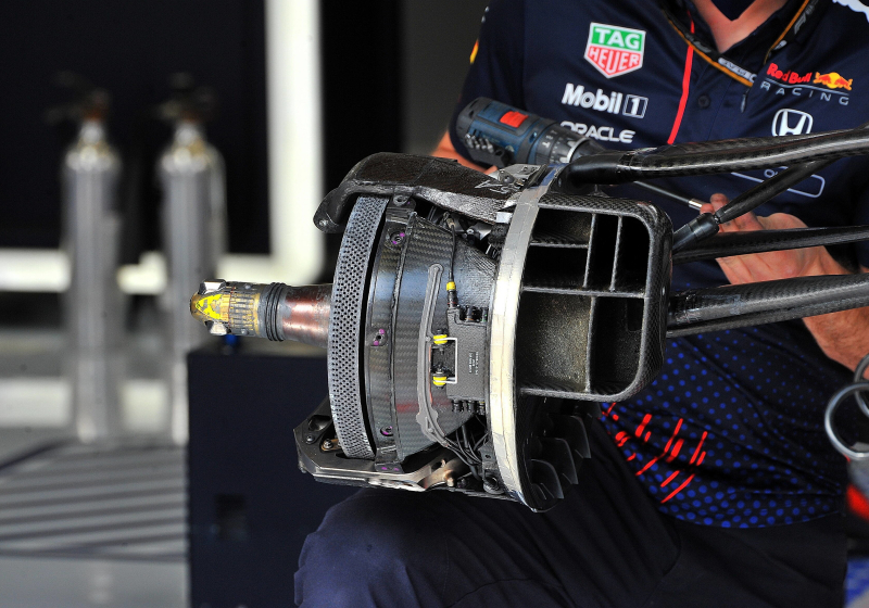 Red Bull-zusterteam gewisseld van remfabrikant na feedback Verstappen: 'Zwaarder, maar beter'