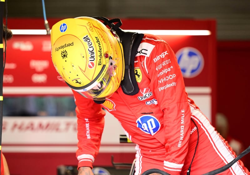 Grote zorgen bij Hamilton: 'Ferrari krijgt SF-26 mogelijk niet op tijd klaar voor kwalificatie'