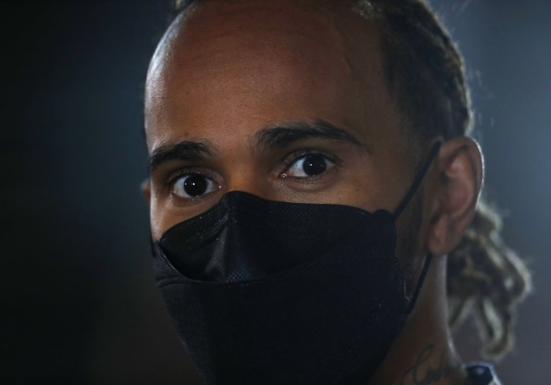 Hamilton blijft bij standpunt over race in Saudi-Arabië: "Sommige verhalen zijn bizar"