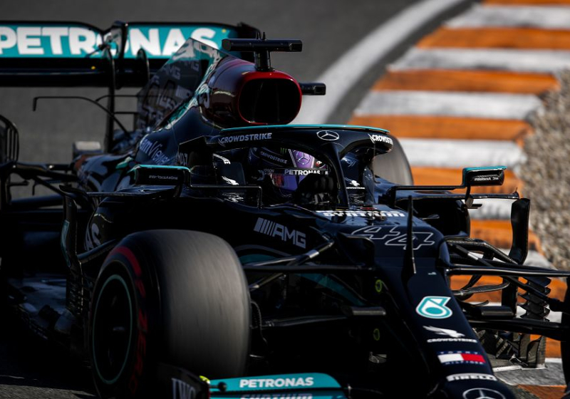 Hamilton sportief: 'Verstappen deed het fantastisch en verdient het om hier op pole te staan'