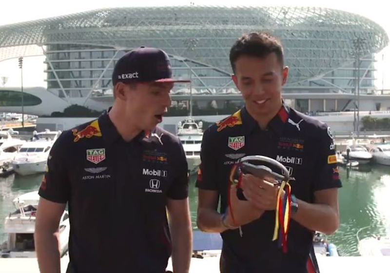 HAHA! Verstappen en Albon vinden gewonnen beker maar niks