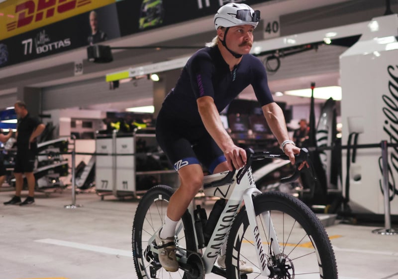 Hülkenberg hard voor Bottas na fietstocht: 'Beter op zijn racen focussen'