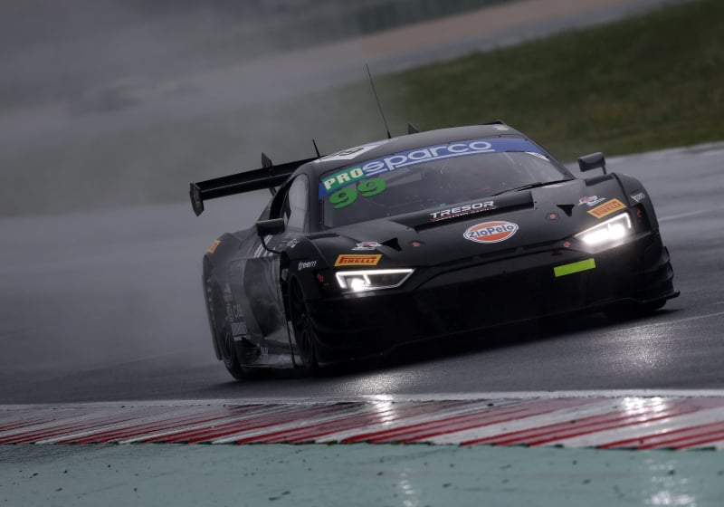 Gevecht breekt uit na controversiële crash in GT-race, deelnemers gediskwalificeerd