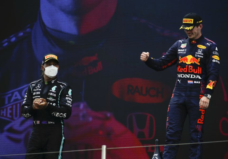 Hamilton accused of "kidology" by Horner