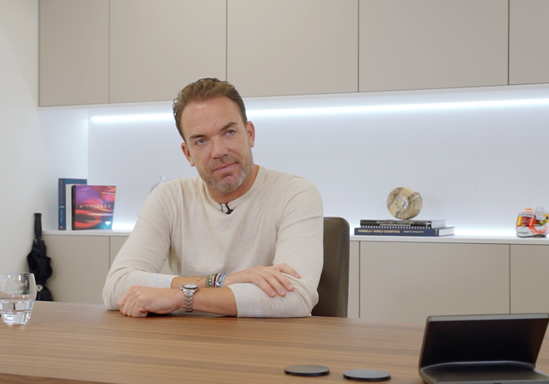 Doornbos constateert 'gênante' situatie bij Red Bull: "Valt niet goed bij Max en zijn vader"