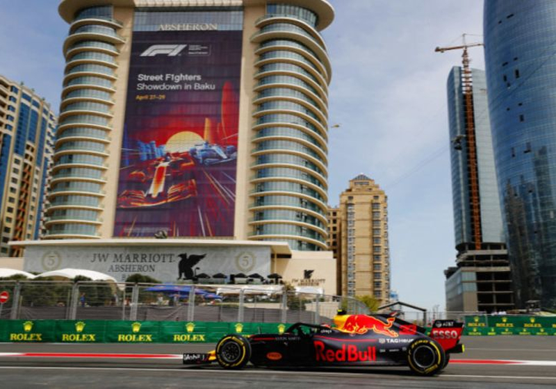 1e vrije training Baku: Mercedes en Red Bull sterk, Verstappen crasht