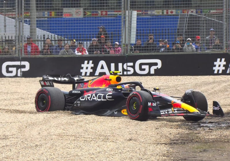 Checo: "Hamilton nos hizo demasiado daño y decidimos por retirarnos"