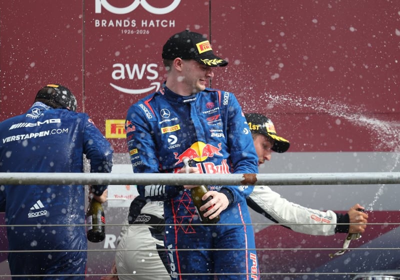 Verstappen ook in GT3 flink bestraft, winst van eigen team Max glipt door de vingers