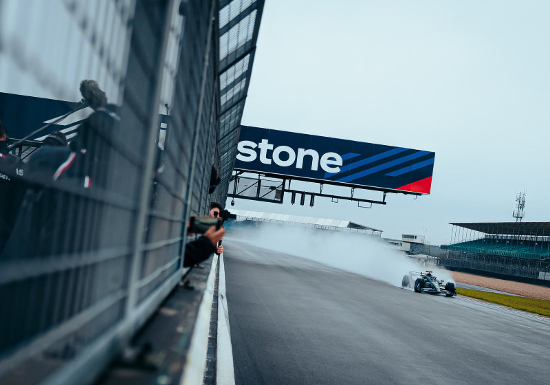 Hamilton en Russell tevreden met de W14 na eerste filmdag op Silverstone