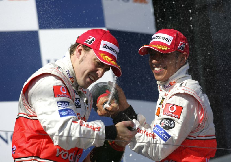 Alonso was niet blij met komst Hamilton in 2007: "Dat Lewis hem uit kon dagen, raakte hem"