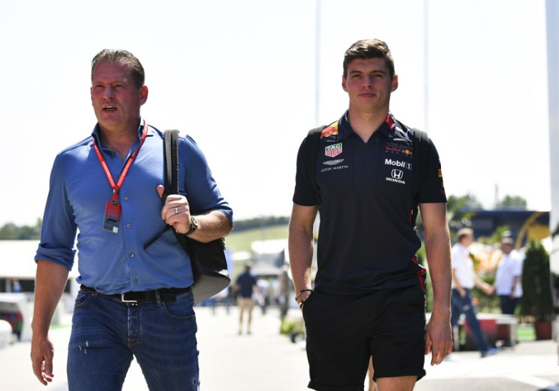 Verstappen: "Si puedo estar a un segundo y medio de distancia en carreras padre-hijo, no vería porque no podría sustituir a Checo"