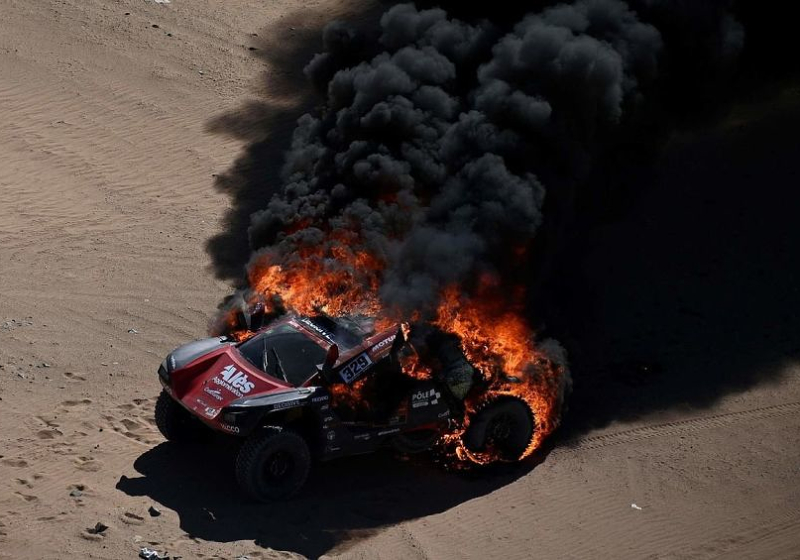 Buggy gaat in vlammen op tijdens eerste etappe Dakar Rally