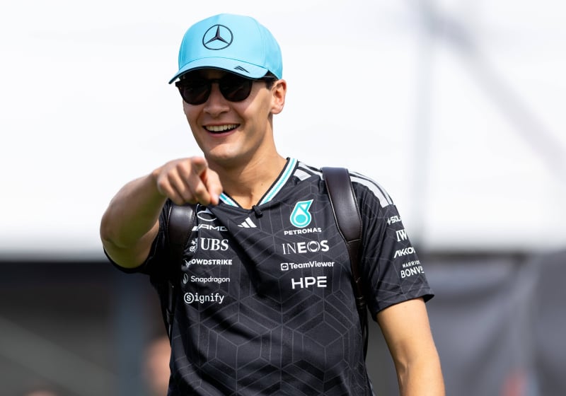 Russell pakt pole voor Hamilton in Barcelona, Verstappen komt drie tienden tekort